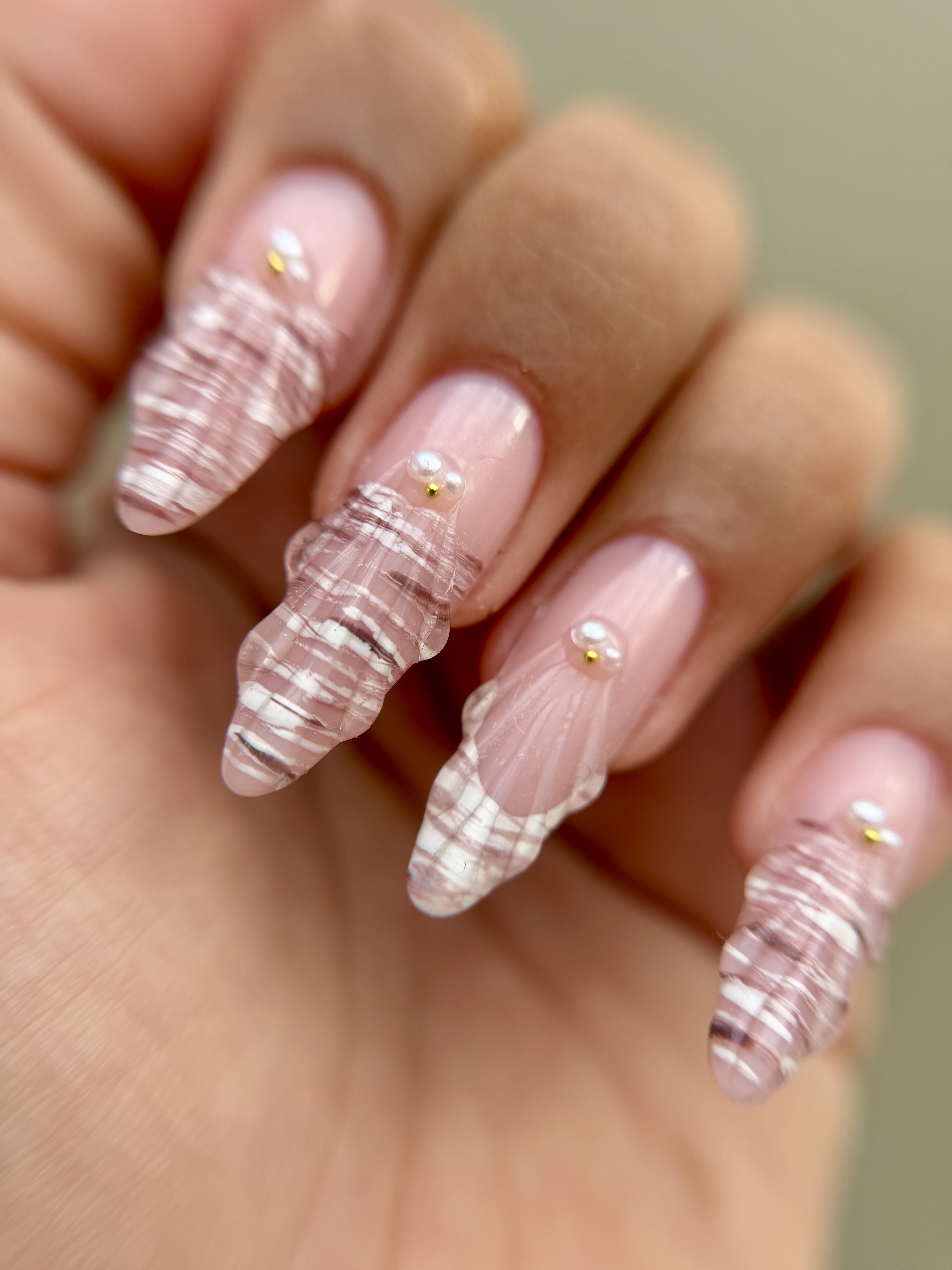 Nail art roses perles rayures Neya Onglerie Marseille 13014